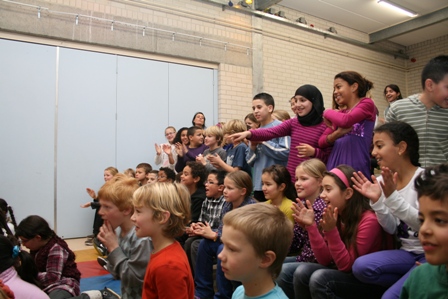 kinderen_kijken_naar_voorstelling_kl